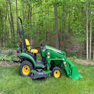 Tractor John Deere 1025R con opción de cargador y cortadora, tamaño compacto, 35HP, diésel, 4x4, pocas horas de uso, asiento cómodo, alto rendimiento - Product Image 3