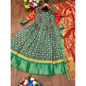 ROBE DE TRAVAIL DOLA EN SOIE IMPRIMÉE PATOLA AVEC VERT DUPATTA - Product Image 1