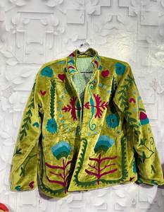 Blazer de terciopelo con cuello mandarín, bordado floral verde, manga larga, largo regular, cierre abierto, abrigo de primavera para mujer, venta al por mayor - Product Image 2