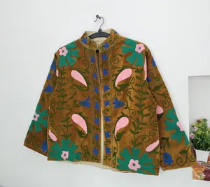 Chaqueta Bordada Suzani de Terciopelo Marrón Vintage Hecha a Mano para Mujer, Abrigo de Invierno con Diseño Étnico Bohemio Floral Paisley - Product Image 2