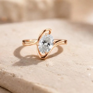 Bague de fiançailles et de mariage en argent sterling 925 avec moissanite ovale, style East West - Product Image 2