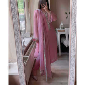 Ensemble de costume de fête pour femmes en véritable moti fait à la main avec pantalon et dupatta - Product Image 1