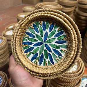 Plateau en rotin et nacre fait main pour la décoration intérieure, présentation sur table, utilisation pour servir, confectionné par des artisans du Vietnam - Product Image 1