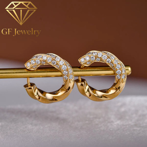 Boucles d'oreilles Huggie en or jaune 18 carats sur mesure, motif spirale Mobius torsadée, serties pavé de diamants de laboratoire 1,2 ct certifiés IGI, pour banquets de soirée - Product Image 1
