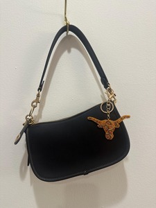 Llavero de moda con diseño elegante y bonito, hecho a mano con cuentas bordadas, con colgante de WHISKY, de la India. - Product Image 3