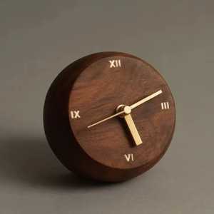 Reloj de Mesa Redondo de Madera Oscura con Manecillas de Latón y Números Romanos, Reloj de Escritorio de Lujo de Nogal Sólido, Decoración para el Hogar - Product Image 1