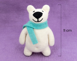 Adorno Navideño y de San Valentín de Oso Polar Hecho con Fieltro Agujado - Hecho a Mano de Forma Ética y Comercio Justo - Product Image 5