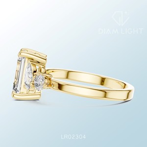 Bague de fiançailles en or 14 carats avec trois diamants de laboratoire taille émeraude certifiés IGI, couleur F+, clarté VS+ - Product Image 6