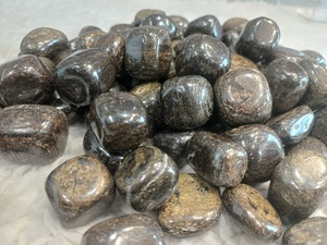 Pierre de bronzite polie, aux tons bronze terreux, lueur métallique subtile, forme arrondie lisse, texture raffinée pour les amateurs de minéraux. - Product Image 3