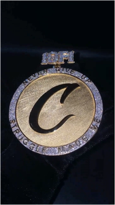 Colgante Hiphop Redondo de Plata 925 con Baño de Oro de 18k, Efecto Esmerilado, Diamantes VVS, Colgante Personalizado con Moissanita - Product Image 2