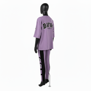 Ensemble de fitness personnalisé avec t-shirt en coton premium 300 GSM, leggings 260 GSM et panneaux PVC réfléchissants irisés - Product Image 5