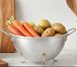 Passoire en acier inoxydable avec poignées et support, passoire de cuisine durable pour fruits et légumes, ustensiles de cuisine élégants et essentiels - Product Image 3