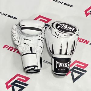 Nouvelle conception, derniers gants de boxe Muay Thai, cuir de vache véritable, équipement d'entraînement de kickboxing MMA, gants professionnels Fairtex - Product Image 1