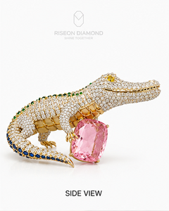 Excepcional broche de cocodrilo en oro amarillo de 18 quilates con diamantes pavé, detalles de piedras preciosas de colores y gemas rosas perla de alta costura. - Product Image 3