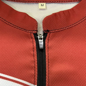 T-shirt sur le thème des fléchettes, nom et nom de l'équipe, design effet éclaboussures, 2 styles de motifs de cibles de fléchettes roses et rouges - Product Image 6