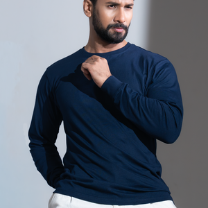 Camiseta azul marino de manga larga para hombre, corte regular, tejido de punto sencillo, 100% algodón peinado, 200 g/m², talla estándar para uso diario. - Product Image 2