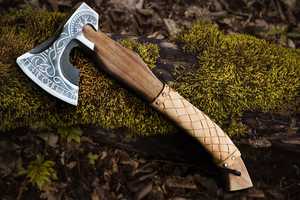 Hache de chasse et de camping en acier carbone avec manche en bois de frêne, lames en acier carbone faites à la main, haches vikings, avec manche enveloppé de cuir noir - Product Image 2