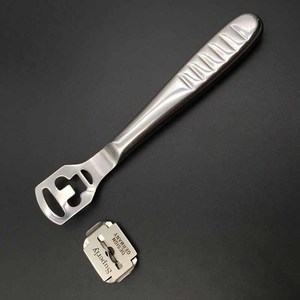 Râpe anti-callosités en acier inoxydable pour les pieds avec poignée ergonomique pour l'élimination des peaux sèches et usage professionnel en pédicure - Product Image 2