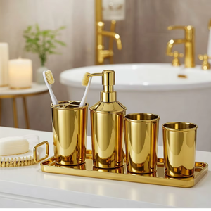 El brillo metálico añade profundidad y carácter a diseños de baños sencillos. El conjunto metálico completo proporciona un tema decorativo cohesivo. - Product Image 1