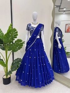 Ensemble Lehenga Choli en soie et brocart de qualité supérieure pour les célébrations, les banquets et les rassemblements formels, disponible à prix d'exportation - Product Image 1