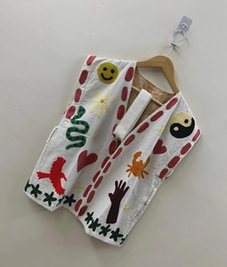 Chaleco Étnico Bohemio Vintage de Terciopelo con Bordado Suzani, Chaleco sin Mangas con Cinturón, Chaleco Estilo Gitano con Estampado Floral - Product Image 2