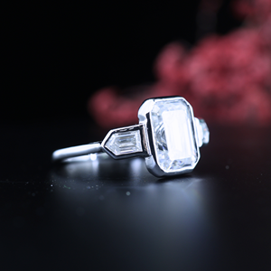 Anillo de compromiso de plata de ley 925 con moissanita de corte esmeralda y 3 diamantes laterales de corte baguette para mujer, venta al por mayor - Product Image 2