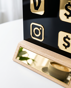 Panneau QR Code Social Media en Acrylique Premium – Logo de Menu Noir Élégant avec Base Miroir pour le Commerce de Détail - Product Image 6