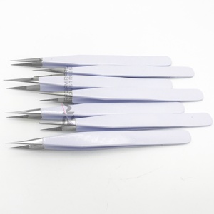 Pince à épiler de précision RMI Private Custom 90 degrés en acier inoxydable nano, noire-or, à pointe en fibre pour extensions de cils volume - Product Image 2