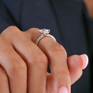 Bague de fiançailles solitaire élégante en diamant de laboratoire taille radiant avec micro-pavé rond, en or massif, pour votre femme - Product Image 5
