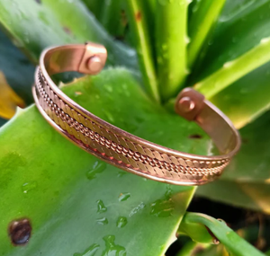 Bracelet en cuivre massif à motif ajouré estampé ayurvédique, bijou en métal tendance au design exquis - Product Image 2