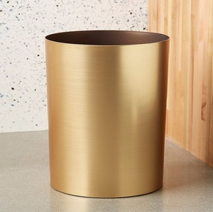 Contenedor de Basura Moderno de Madera con Listones y Marco Metálico para Exteriores, Ideal para Lugares Públicos, Hoteles, Centros Comerciales y Áreas Públicas - Product Image 5