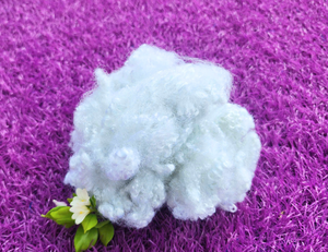 Fibra de Poliéster Reciclada Siliconada Hueca Conjugada HCD de 15Dx64mm, Material de Relleno Antiestático y Antidistorsión de Primera Calidad - Product Image 1