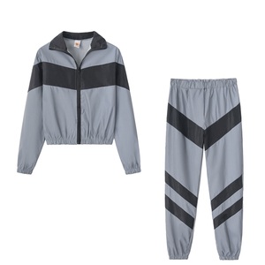 Chaqueta cortavientos de poliéster personalizada con capucha ajustable y ribete personalizado, conjunto de dos piezas para equipos de running. - Product Image 2