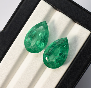Émeraude colombienne de culture en forme de poire avec inclusions, 20x13 mm, 15,00 carats - Product Image 2