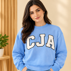 Rosa Damen-Kapuzenpullover mit CJA-Buchstaben-Print, OEM, individuell gestaltbar, im College-Stil, griechisches Leben, Varsity, Sorority, 100 % Baumwolle, umweltfreundlich, vorne bedruckt - Product Image 4