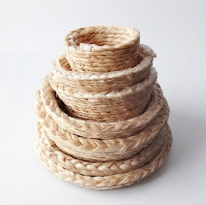 Poupée artisanale tissée à la main avec jupe violette, décoration bohème pour la maison, présentation sur table intérieure - Product Image 1