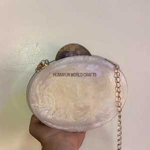 Pochettes de luxe en résine ornées de pierres, artisanat de résine haut de gamme fait main, pochettes en résine au meilleur prix, sacs à main modernes en résine. - Product Image 3