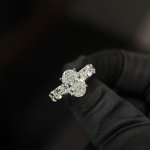 Anillo de Compromiso con Diamante Cultivado en Laboratorio CVD Ovalado de 2.50 Ct, Certificado por IGI, Oro Blanco de 14k, Estilo de Conjunto Nupcial de Lujo con Halo Oculto - Product Image 1