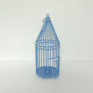 Lanterne à bougie en métal bleu clair, forme cage à oiseaux, avec sommet conique, anneau de finition supérieur, poignée, cage en fil métallique ouvert, décoration de centre de table - Product Image 1