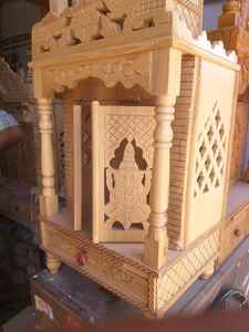 หิ้งไม้แกะสลักลายละเอียดอ่อนสำหรับบ้าน พร้อมสัญลักษณ์โอม หิ้งบูชาแบบดั้งเดิมของชาวฮินดู พร้อมลิ้นชักเก็บของ - Product Image 6