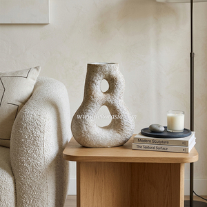 Vase en céramique rustique blanc Madera, style terre cuite, pour la décoration moderne de la maison et les accents intérieurs - Product Image 3