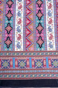 ผ้าเครปสีขาวลายเรขาคณิตพิมพ์ลายชนเผ่าธรรมชาติ พร้อมขอบลายเพสลีย์ สำหรับทำชุดคุर्ติ - Product Image 3