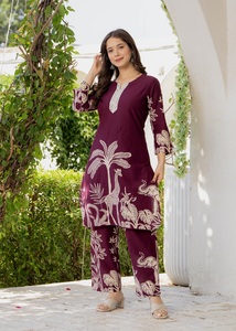 Conjunto de kurta de algodón con estampado de vida silvestre color granate para mujer con pantalones |   Ropa Casual Étnica Tradicional |   Corte Holgado Estilo Indio - Product Image 5