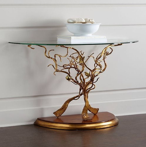 Mesa auxiliar redonda con superficie de vidrio y base metálica dorada en forma de ramas, disponible a precios de mayorista. - Product Image 3