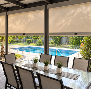 Stores motorisés d'extérieur de haute qualité avec un design moderne sophistiqué, tissu personnalisé, protection solaire durable et intimité pour les maisons - Product Image 2