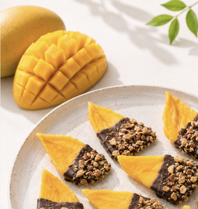 Chocolat noir intense à haute teneur en cacao avec des morceaux d'amandes et de mangue moelleuse pour une expérience gourmande élégante - Product Image 3