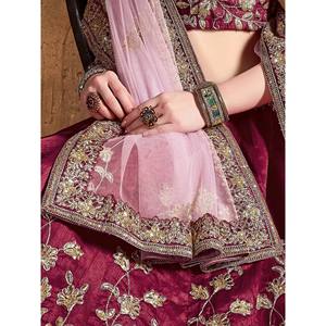 Lehenga Choli de Seda Bordada Color Granate para Bodas, Talla Grande, con Volantes y Perlas - Product Image 4