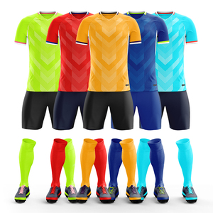Ensemble de maillot de football personnalisé pour homme, vert néon, short noir, col rond sublimé, manches courtes, respirant, séchage rapide, évacuation de l'humidité - Product Image 6