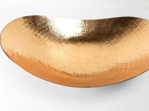 Moderno Cuenco Decorativo Ovalado de Latón Martillado con Base para Frutas y Llaves, Centro de Mesa Metálico Curvo con Acabado Dorado Martillado - Product Image 3