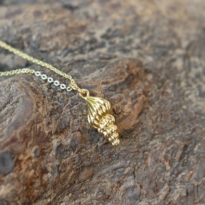 Collar con colgante moderno de concha de caracol náutico en espiral, chapado en oro de 18k, estilo playero, para amantes del océano y los viajes. - Product Image 5